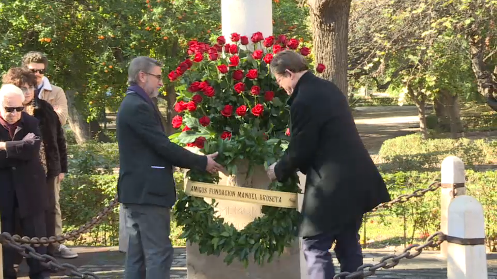 El president de la Generalitat , Ximo Puig, i el fill del catedràtic, Pablo Broseta, depositen flors en el monòlit que recorda el crim El president de la Generalitat , Ximo Puig, i el fill del catedràtic, Pablo Broseta, depositen flors en el monòlit que recorda el crim