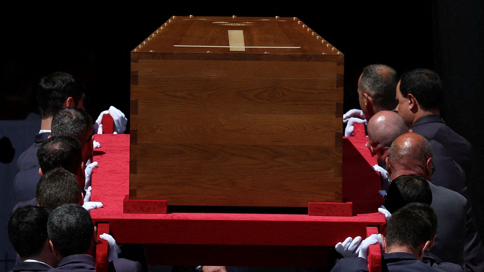 Els sediaris traslladen el fèretre amb les restes del papa Francesc