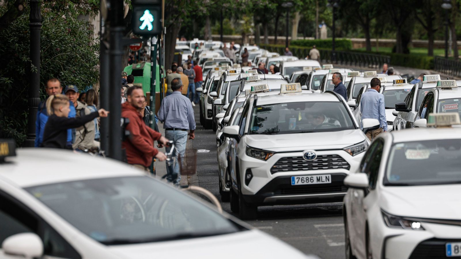 El sector protesta amb una concentració de taxis a les Torres de Serrans i una marxa lenta pel centre de València