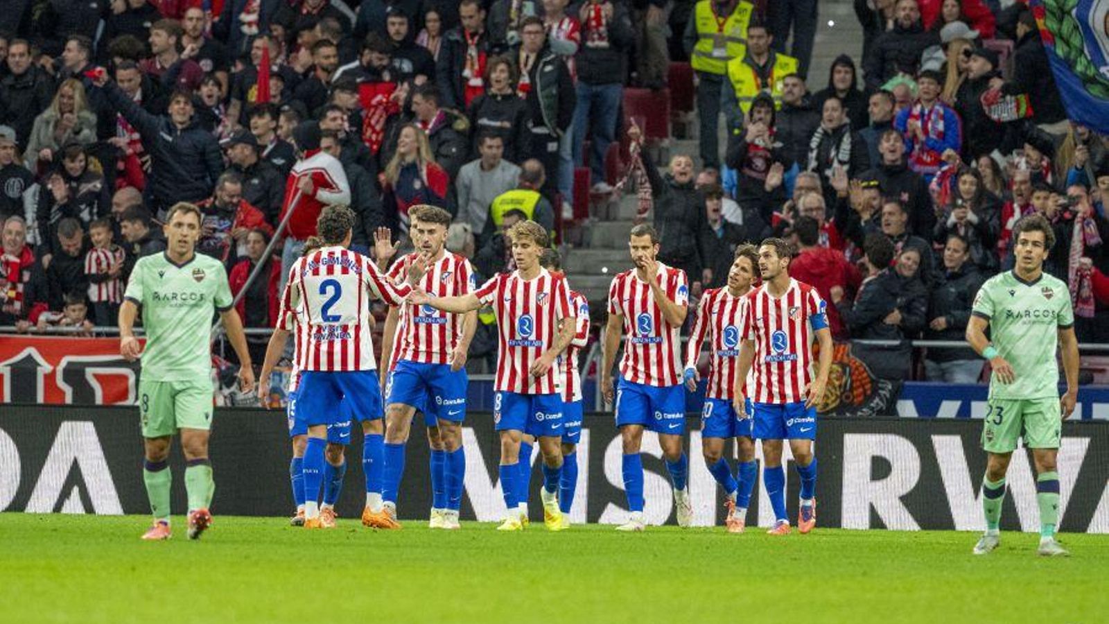 Els jugadors de l'Atlètic celebren el primer gol del partit