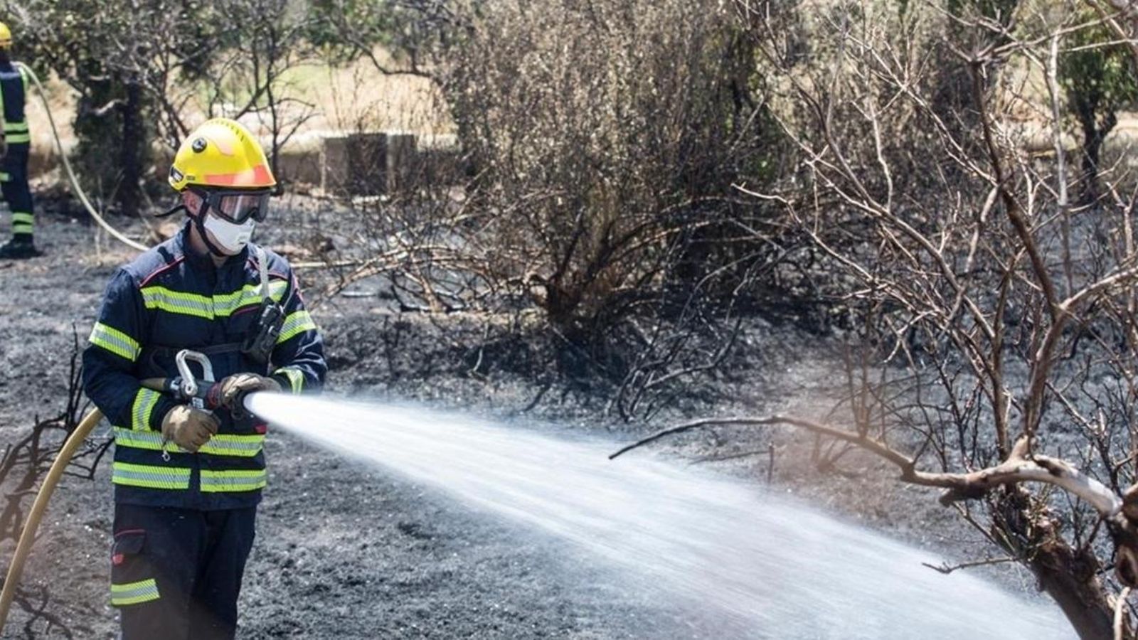 Bombers participen en l’extinció de l’incendi al Campello