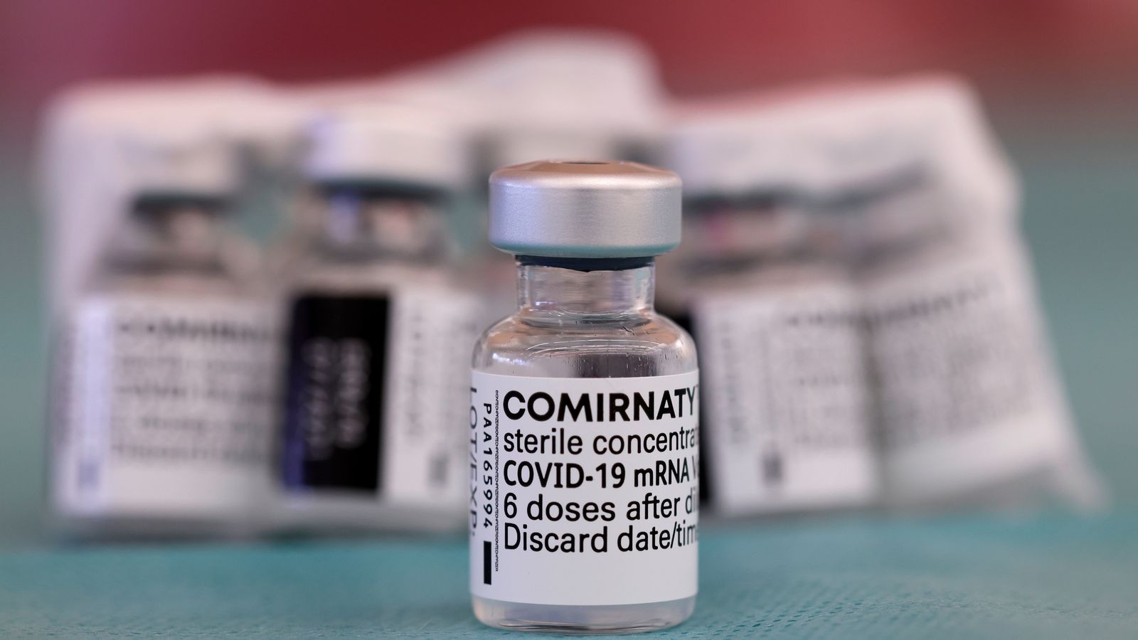 Vial de la vacuna "Comirnaty" de Pfizer i BioNTech