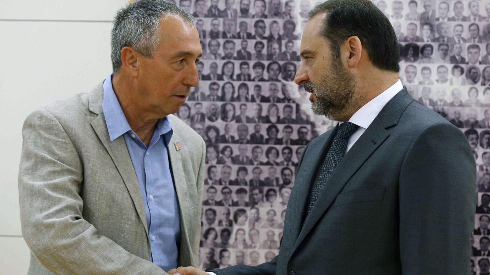 José Luis Ábalos i Joan Baldoví se saluden abans de la reunió