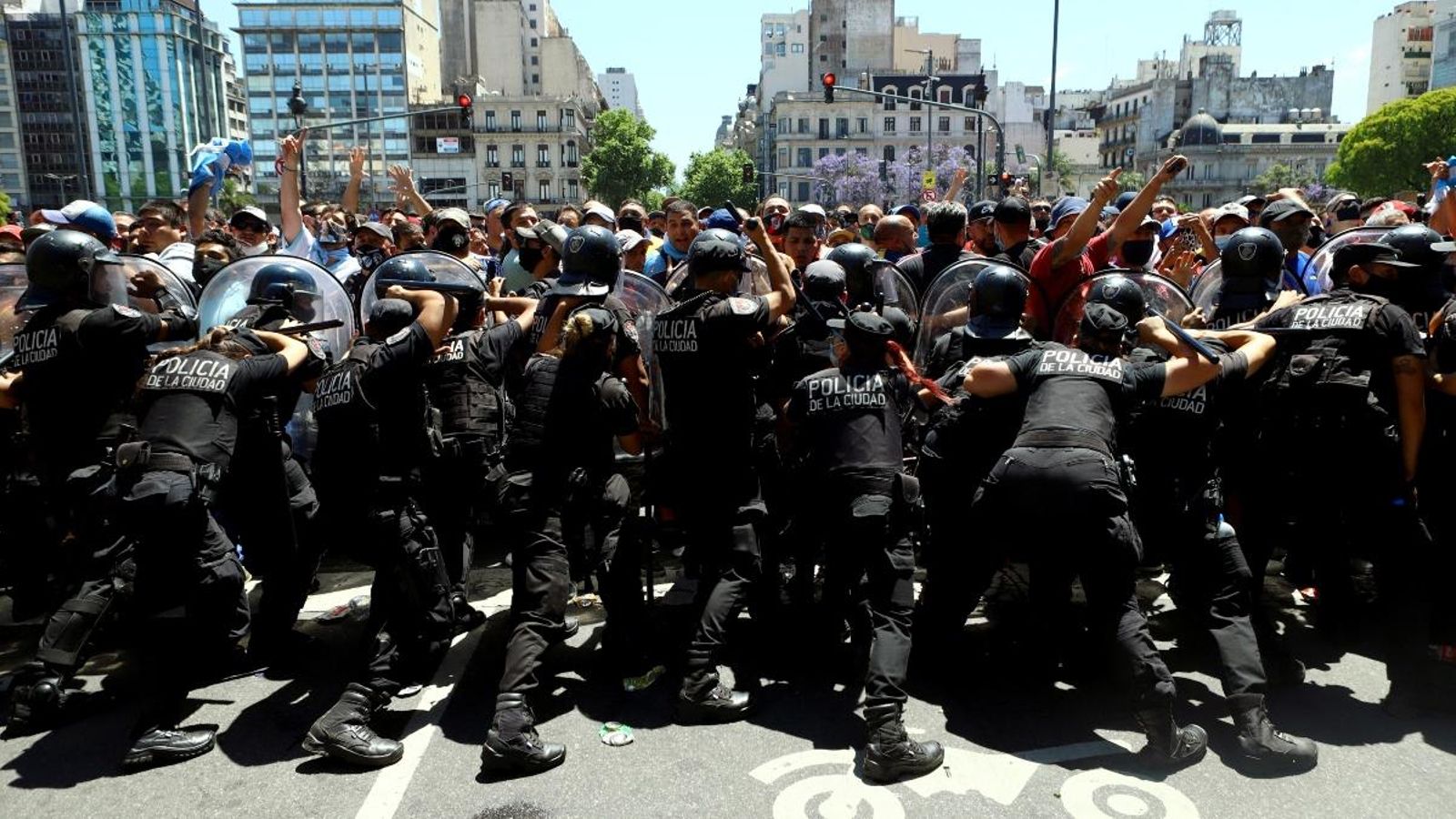 La gent s’enfronta a la policia durant el vetlatori de Maradona en Buenos Aires (Argentina)