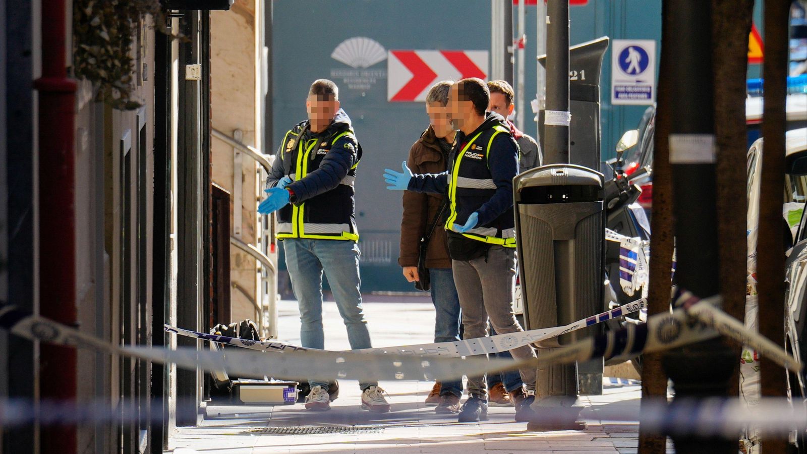 Agents de policia inspeccionen el punt en què va rebre el tir Vidal-Quadras, en el carrer Núñez de Balboa de Madrid