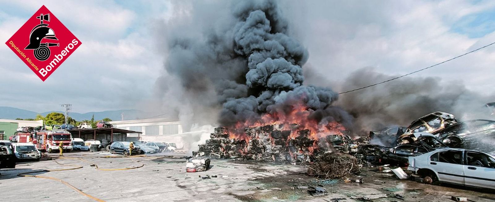 Panoràmica de l'incendi declarat aquest dimecres al desballestador de Crevillent