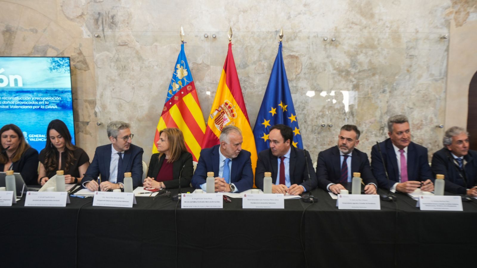 Taula amb els assistents a la primera reunió de la comissió mixta de la dana, este dimecres / À Punt NTC