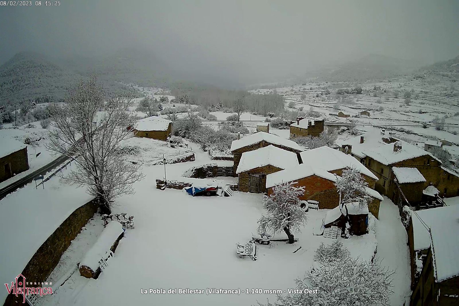 La Pobla del Ballestar, a Vilafranca, s'ha alçat totalment coberta per la neu aquest dimecres