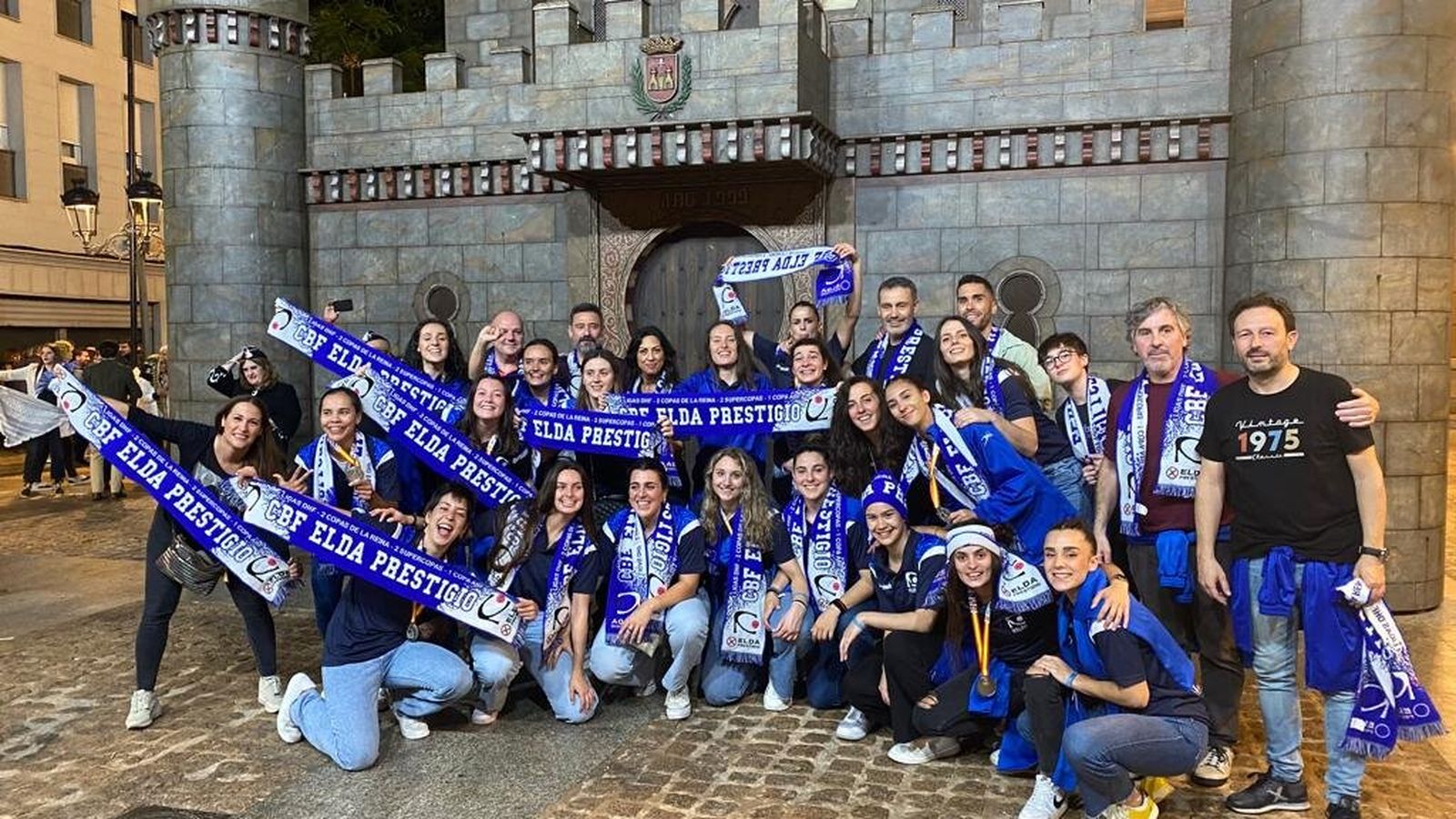 Les jugadores de l'Elda celebran l'ascens