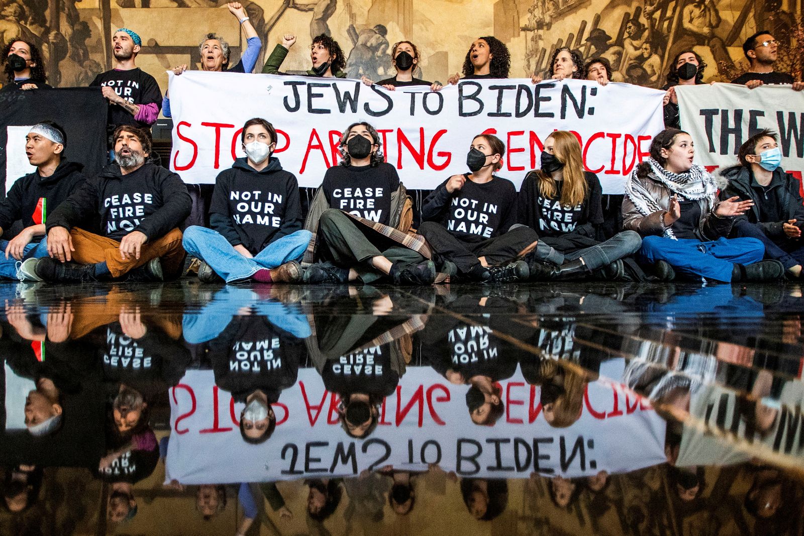 Un grup de manifestants protesta contra Biden al Rockefeller Center de Nova York, seu de l'NBC