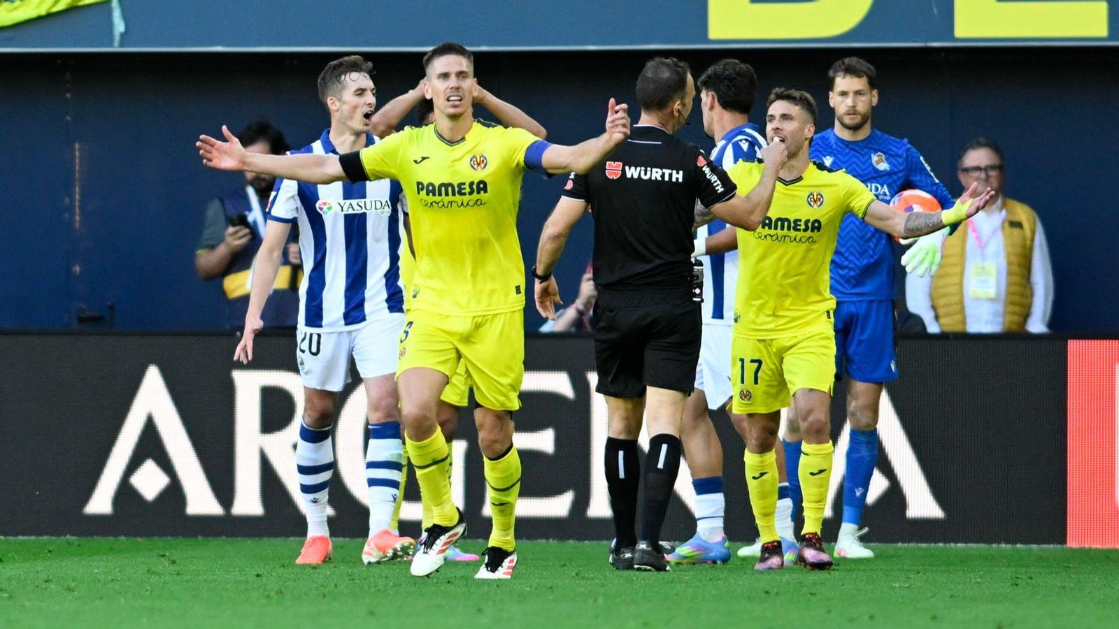 Juan Foyth i Kiko Femenía protesten l'última decisió arbitral
