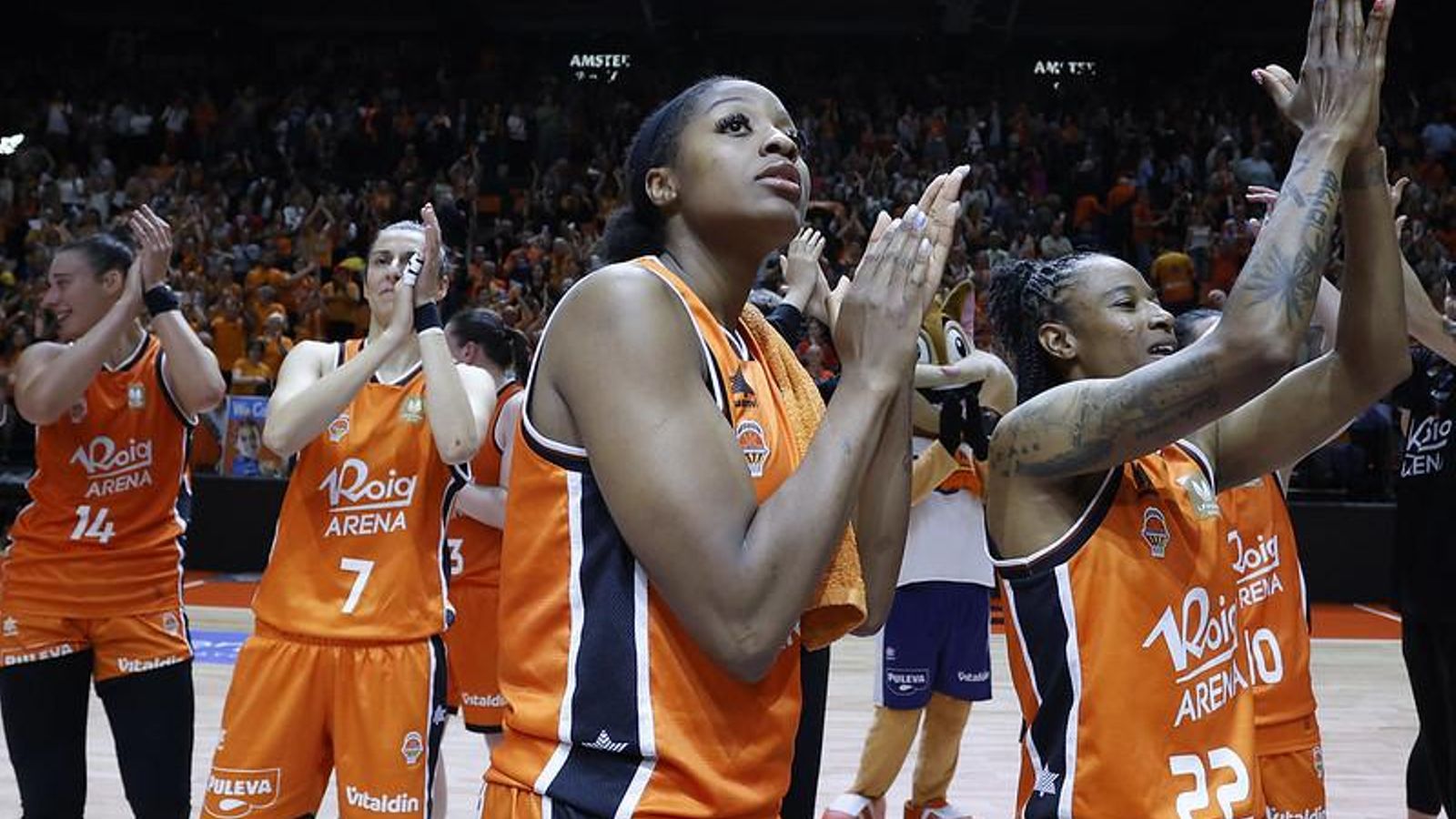 L'equip taronja s'ha acomiadat de la Fonteta, per si haguera sigut l'últim partit L'equip taronja s'ha acomiadat de la Fonteta, per si haguera sigut l'últim partit
