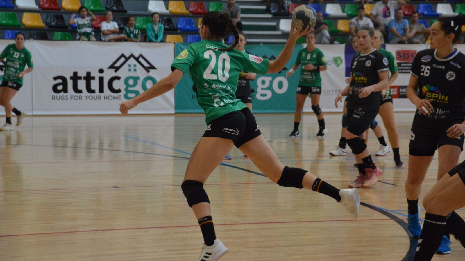 María Carrillo intenta un llançament a porteria