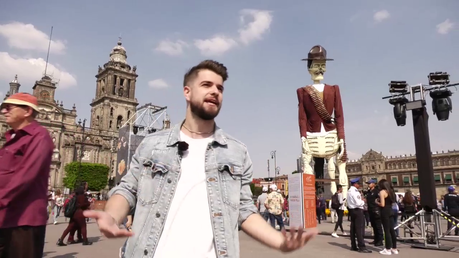 Edu, veí de València, a la plaça del Zócalo de Mèxic