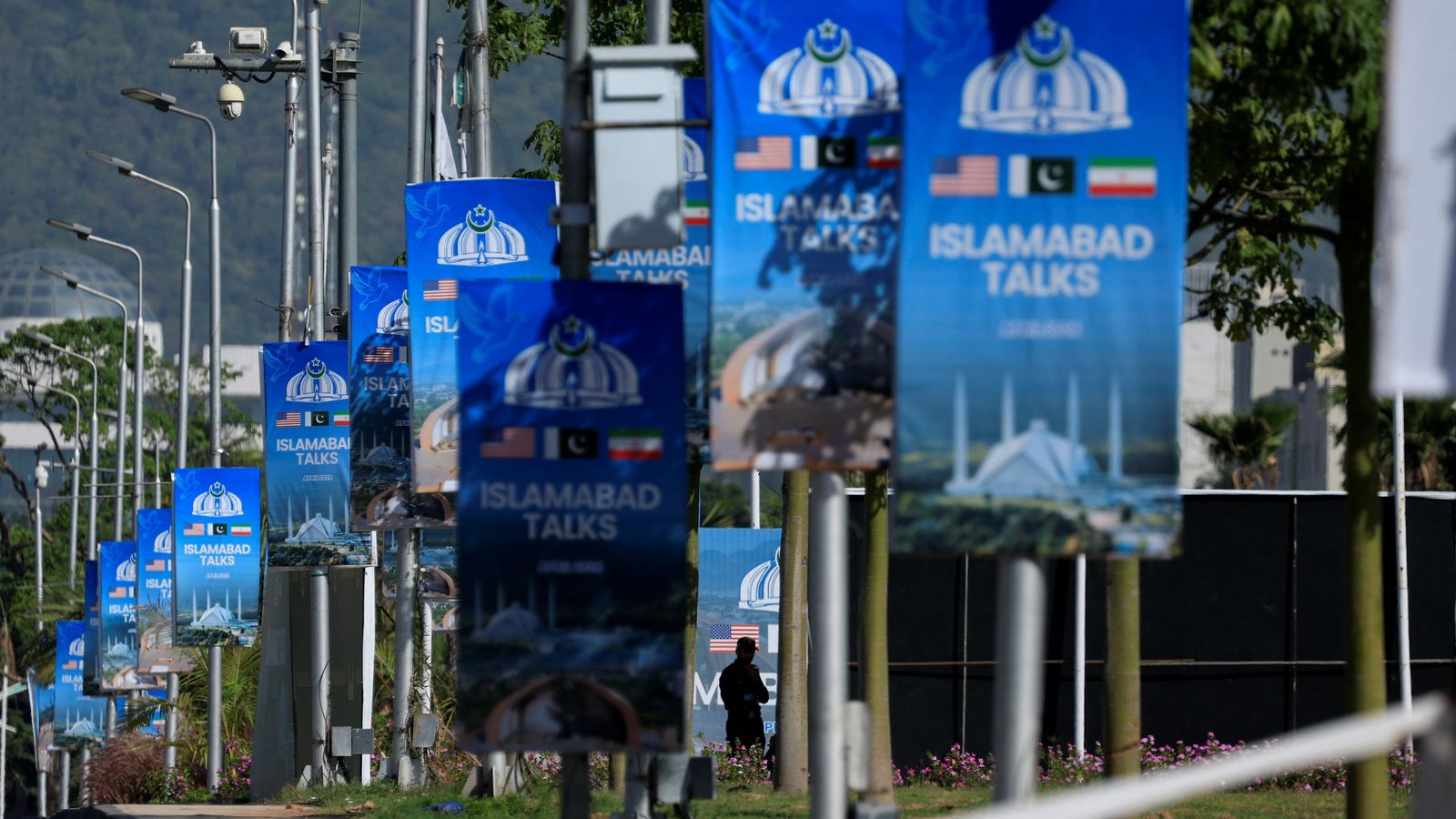 Cartells en Islamabad sobre les negociacions de pau entre els Estats Units i l'Iran, este dimecres