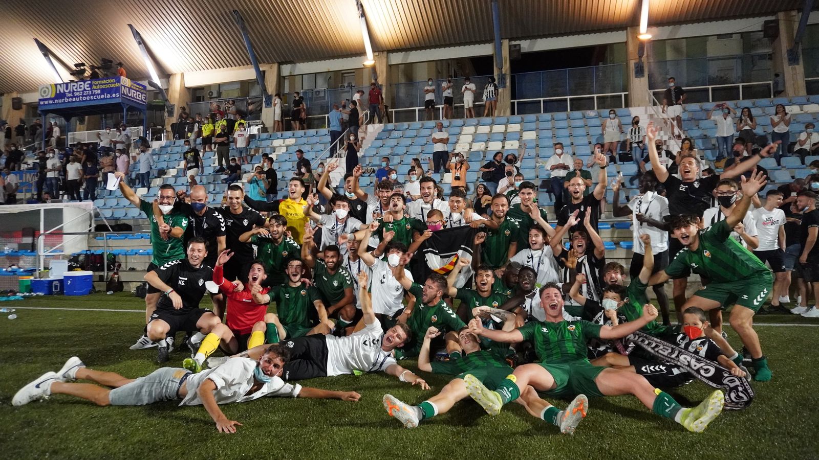 Els jugadors del Castelló B celebren l'ascens sobre la gespa de La Murta