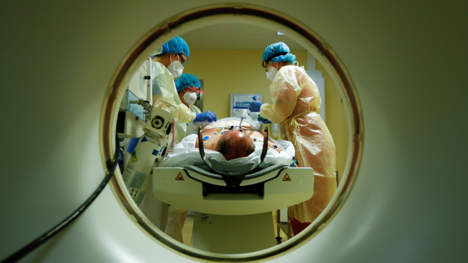 El personal mèdic atén un pacient amb Covid-19 en la unitat de vigilància intensiva de l'hospital d'Havelhöhe a Berlín, Alemanya