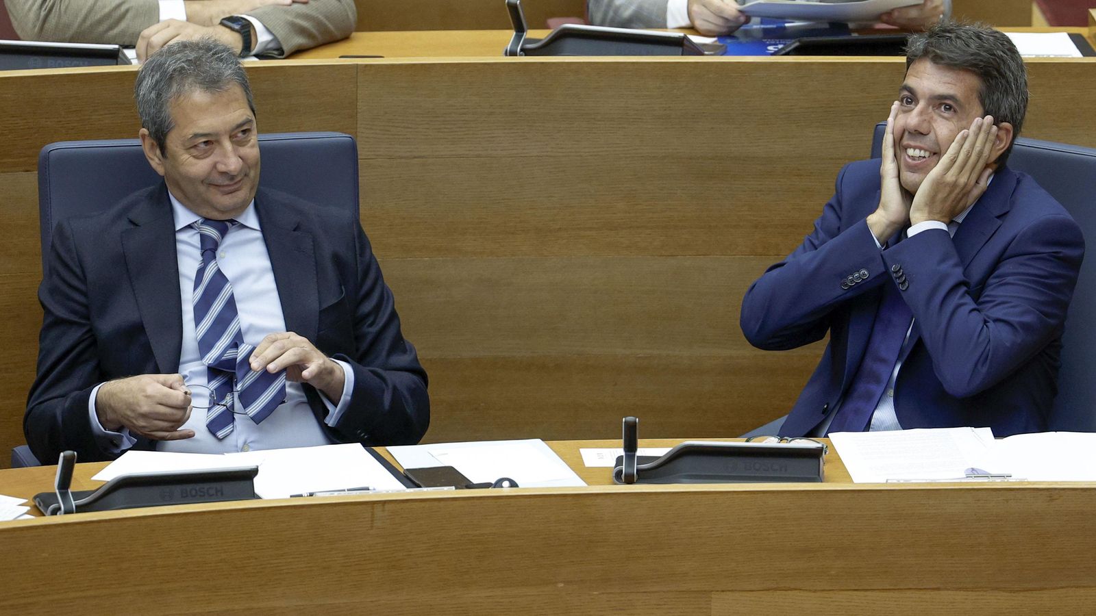 El president de la Generalitat, Carlos Mazón, al costat del vicepresident, Vicente Barrera, en la sessió de control en les Corts