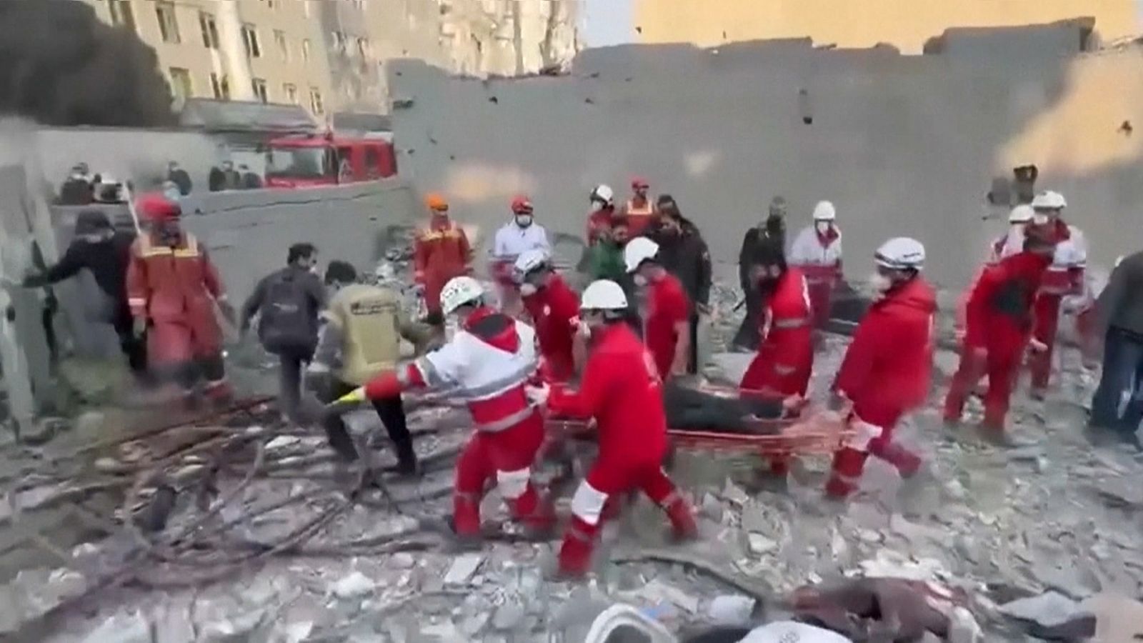 Els sanitaris rescaten un dels ferits en un dels bombardejos que ha patit el Líban este dimecres