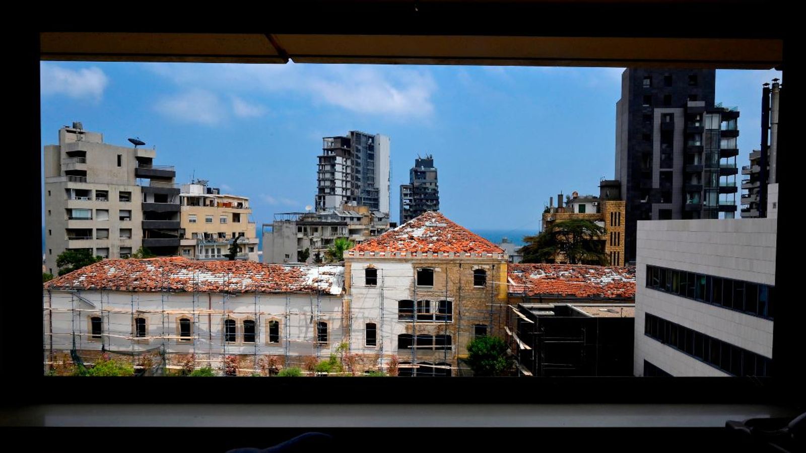 Un edifici danyat per l’ona expansiva de l’explosió de Beirut