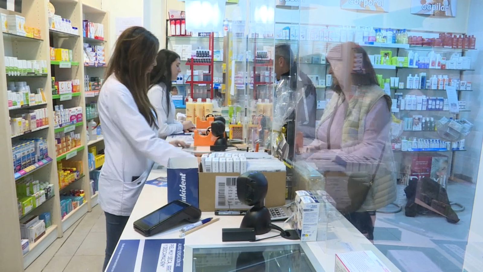 Clients en una fàrmacia valenciana
