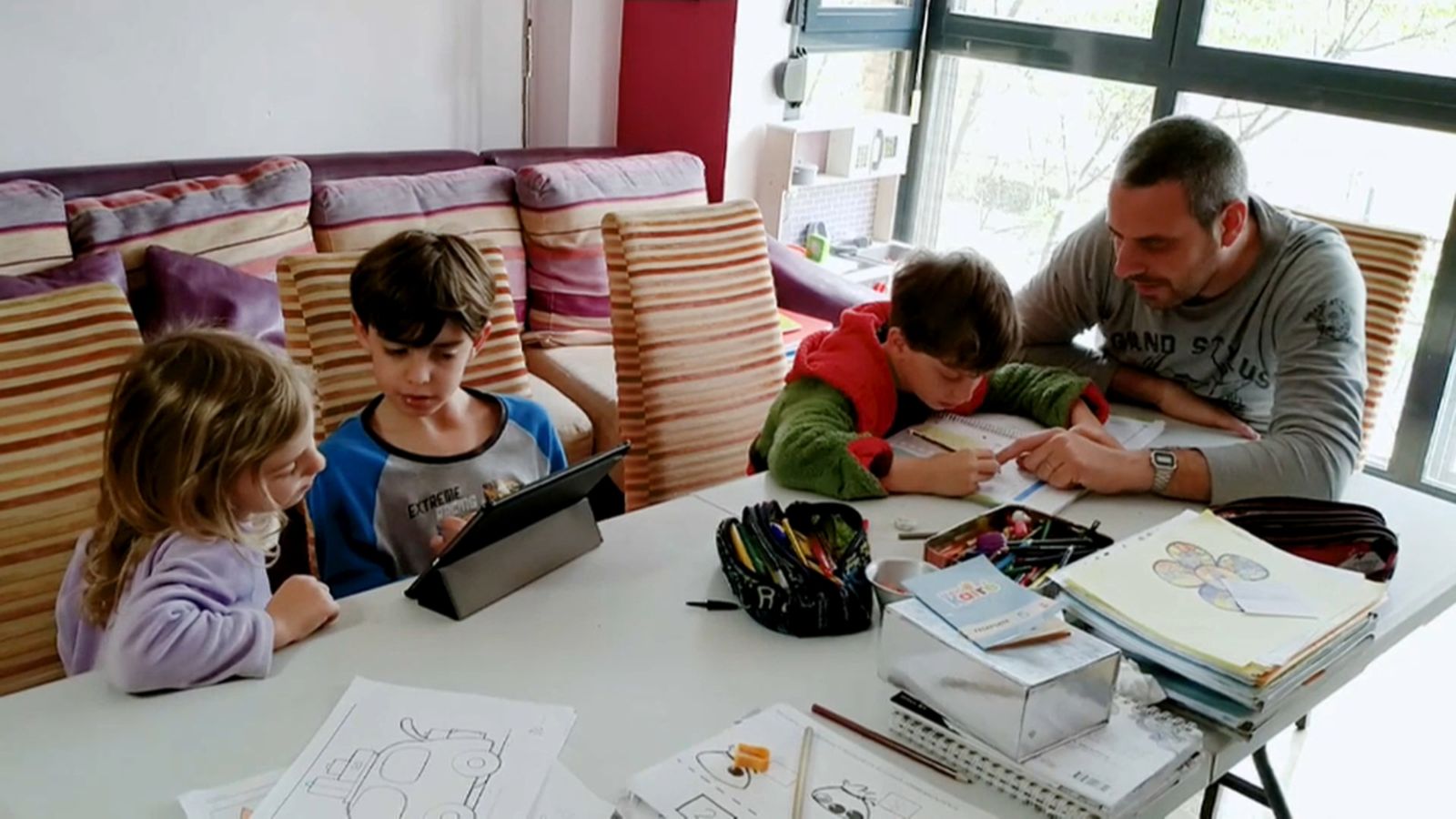 El govern espanyol planeja que fins a tres xiquets puguen eixir al carrer acompanyats per un adult