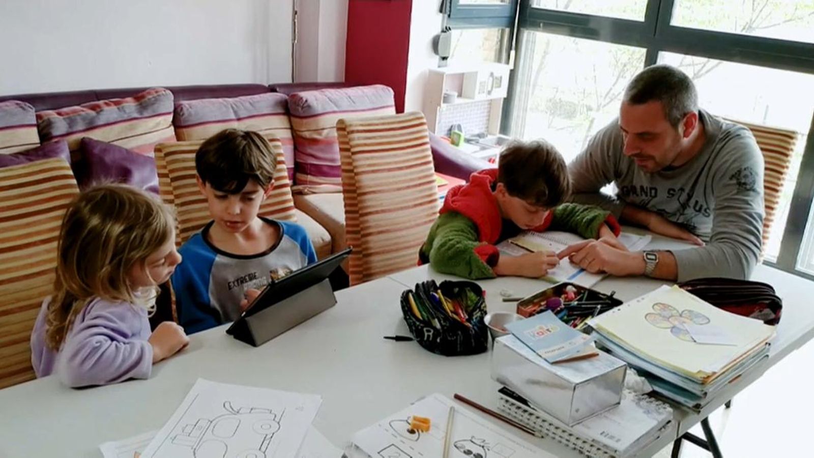 El govern espanyol planeja que fins a tres xiquets puguen eixir al carrer acompanyats per un adult