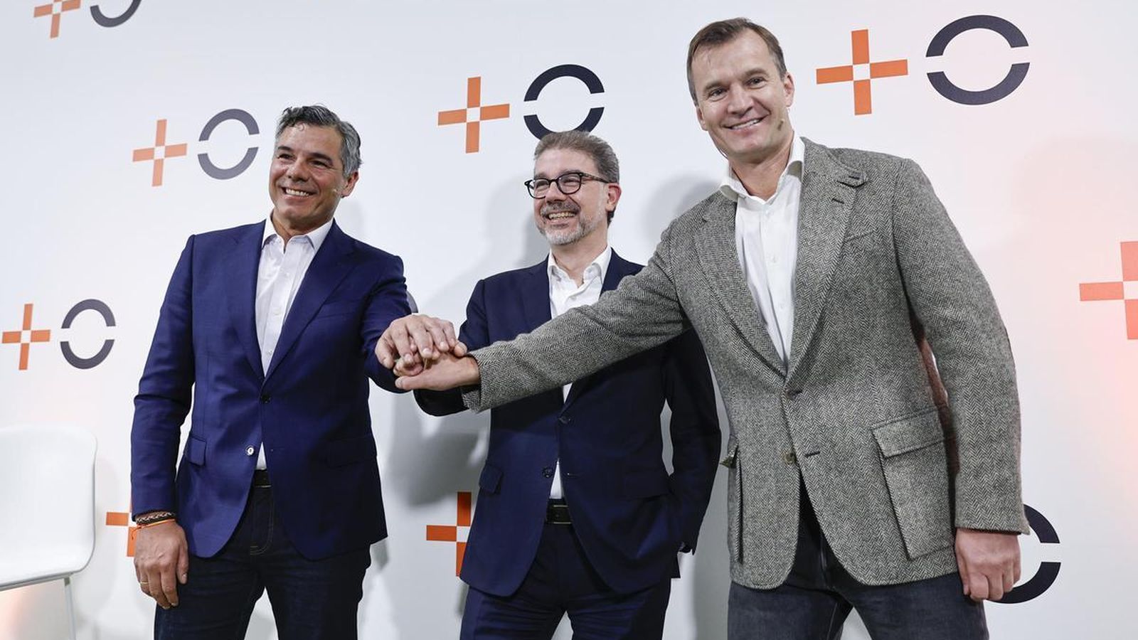 El conseller delegat d'Orange-MásMóvil, Meinrad Spenger (dreta), amb del director general d'operacions, i el financer durant la presentació de la nova companyia el passat abril