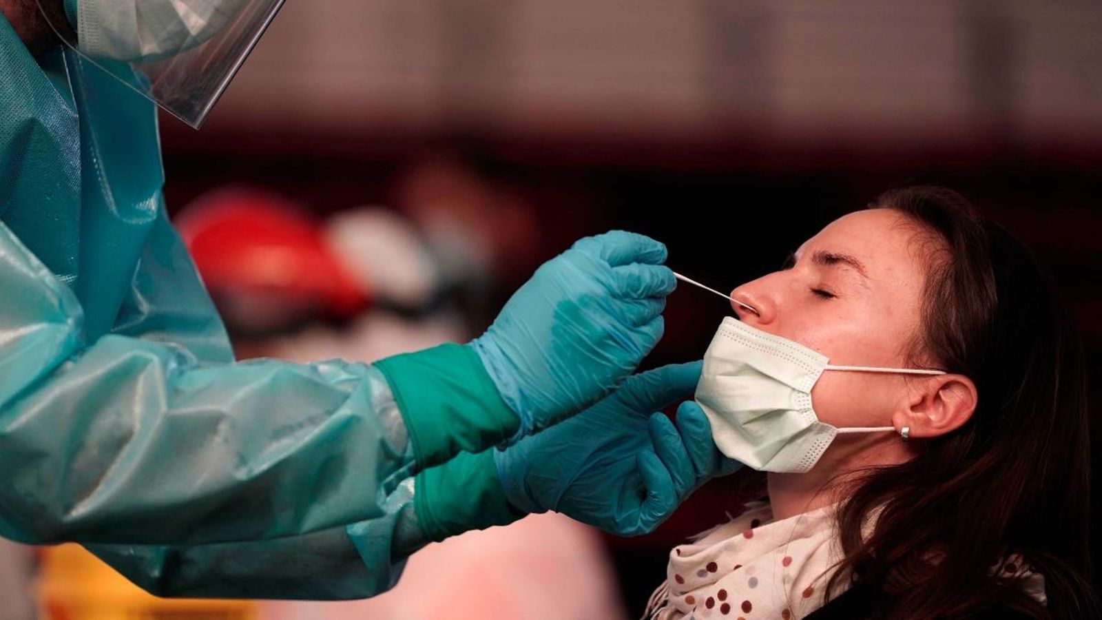 Una dona es realitza un test ràpid de coronavirus