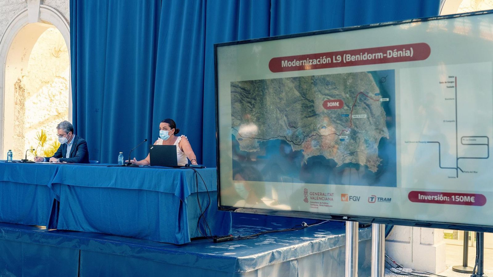 El conseller d'Obres Públiques i la directora gerent de Ferrocarrils de la Generalitat durant l'acte de presentació de les obres d'inversió en la xarxa del Tram d'Alacant