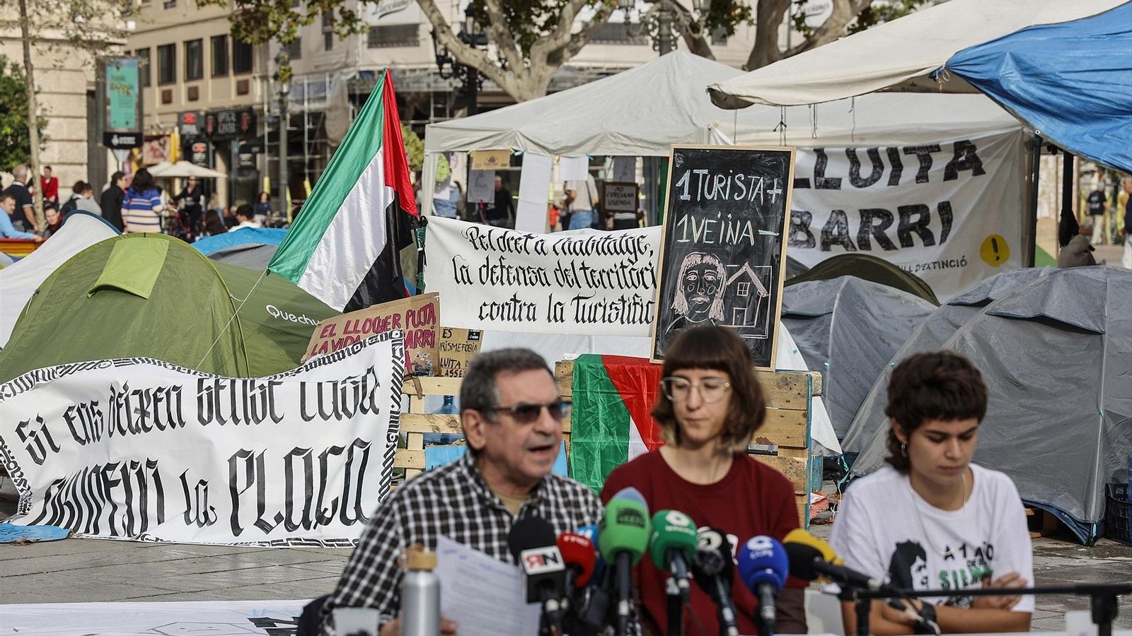 Roda de premsa de l'acampada per l'habitatge de la plaça de l'Ajuntament de València, este divendres
