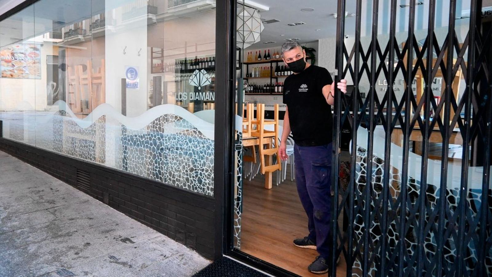 Un hoteler de Granada, on aquest dimarts han entrat en vigor noves restriccions, tanca el seu establiment