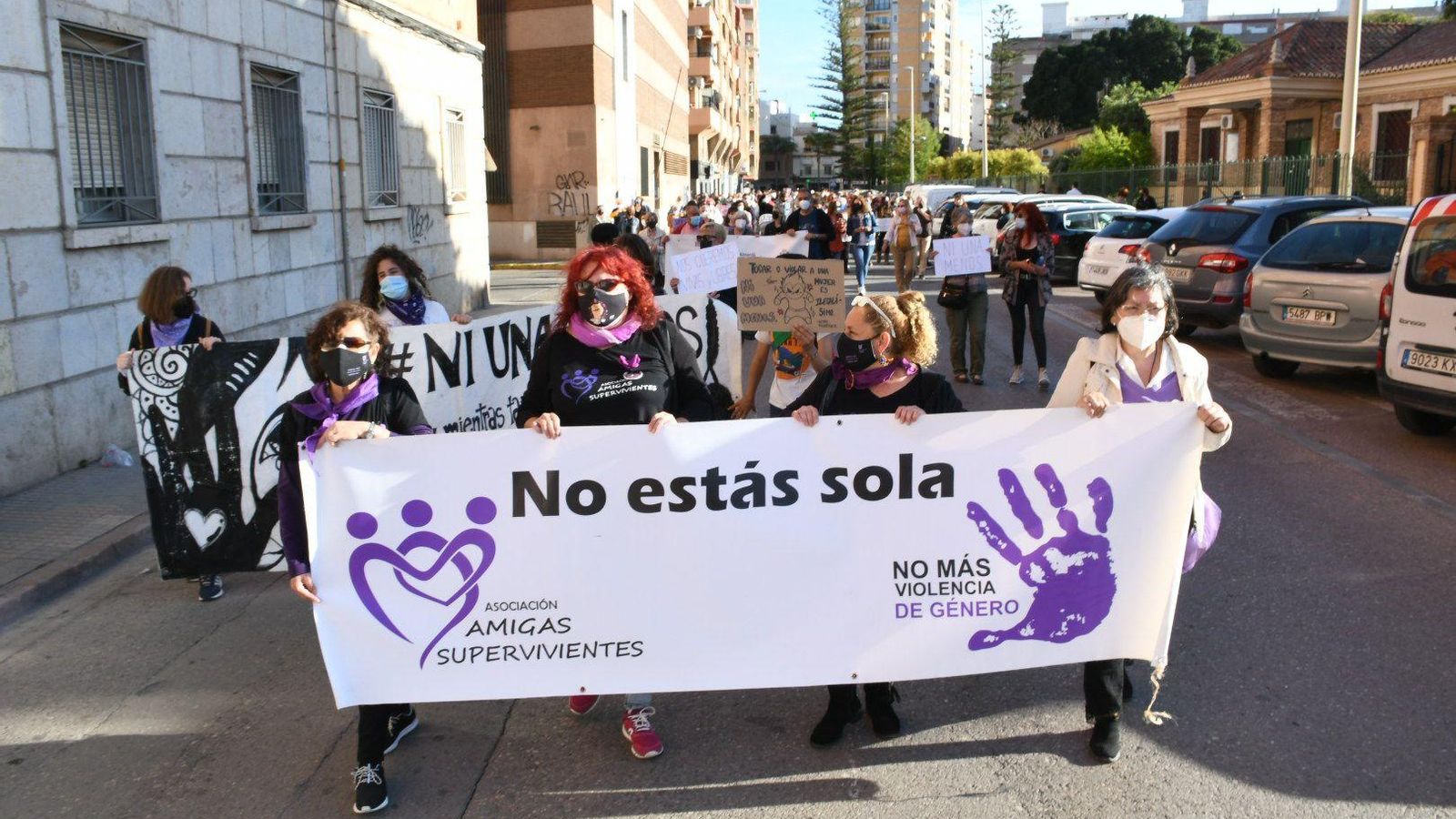 La capçalera de la comitiva on es pot llegir "No estàs sola"