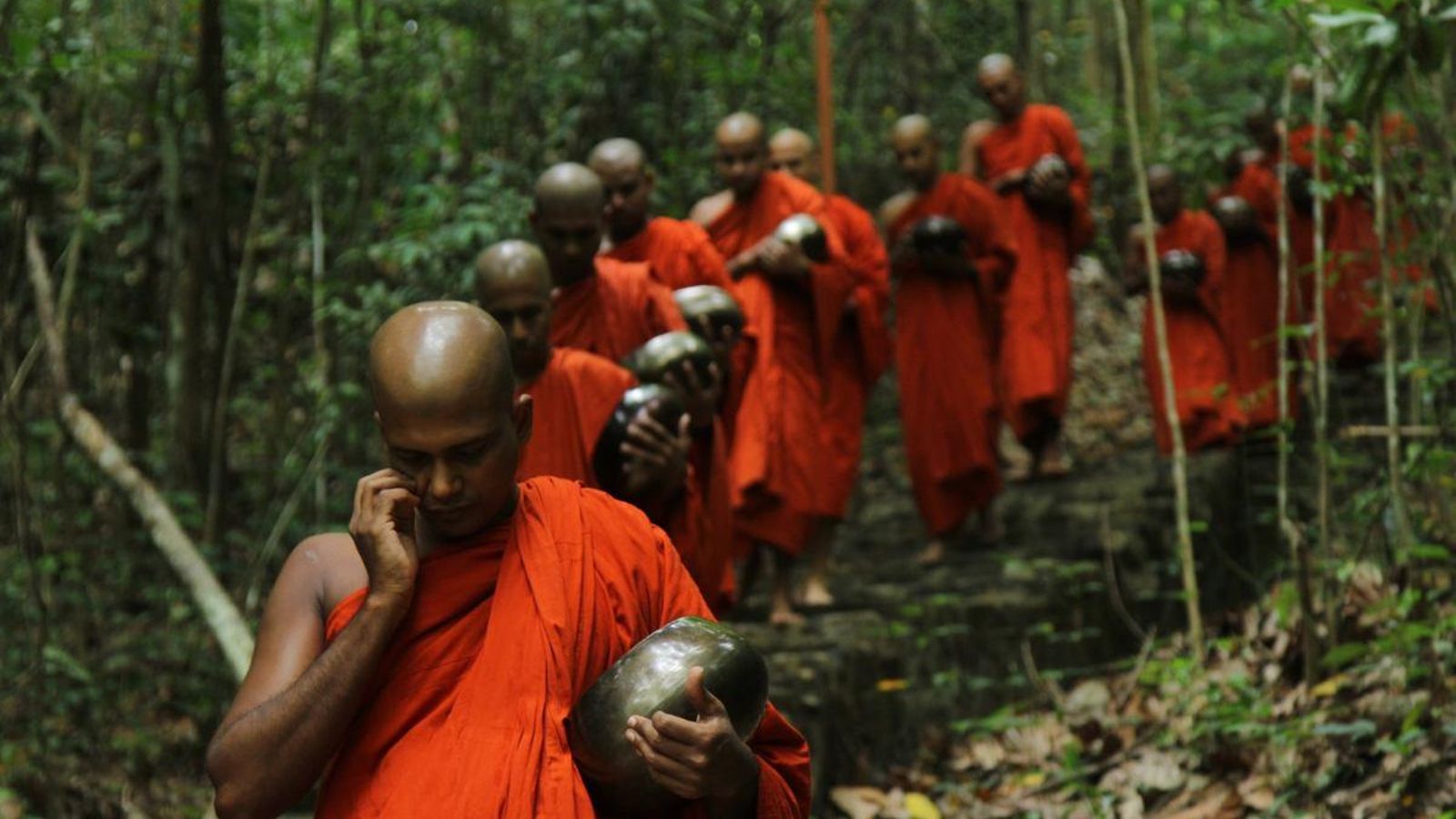 El religiós japonés iniciava la jornada a les cinc de la matinada i l'acabava ben entrada la nit, amb un sol dia al mes de descans.