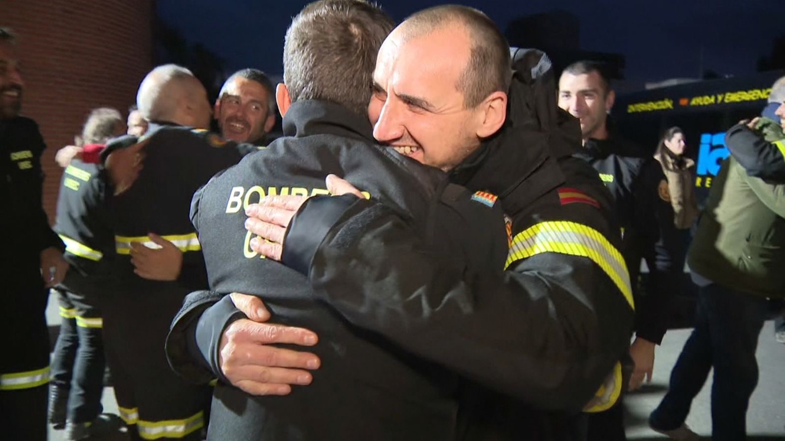 Els equips de rescat valencians són rebuts amb aplaudiments i abraçades a la tornada de Turquia