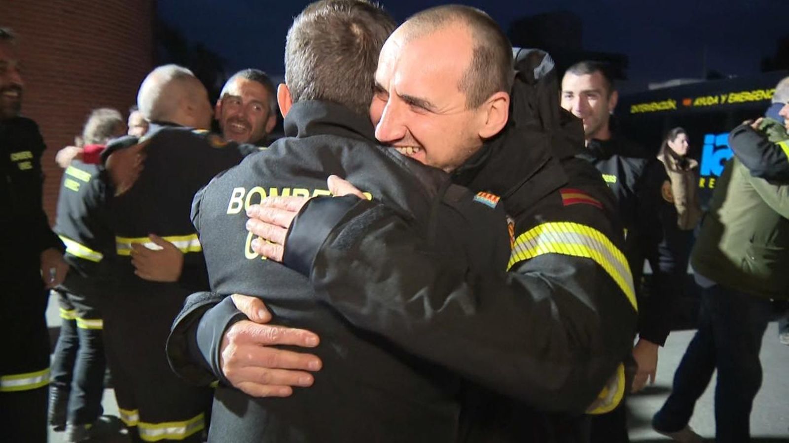 Els equips de rescat valencians són rebuts amb aplaudiments i abraçades a la tornada de Turquia