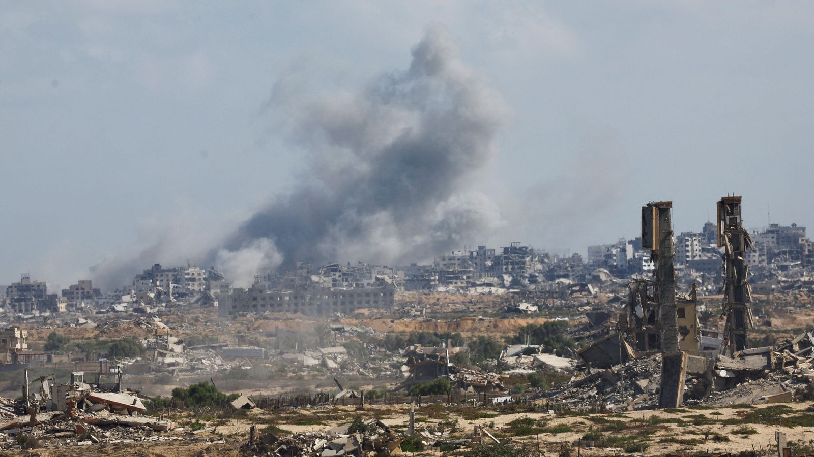 Fum causat per explosions a la ciutat de Gaza, vist des de la part central de la Franja