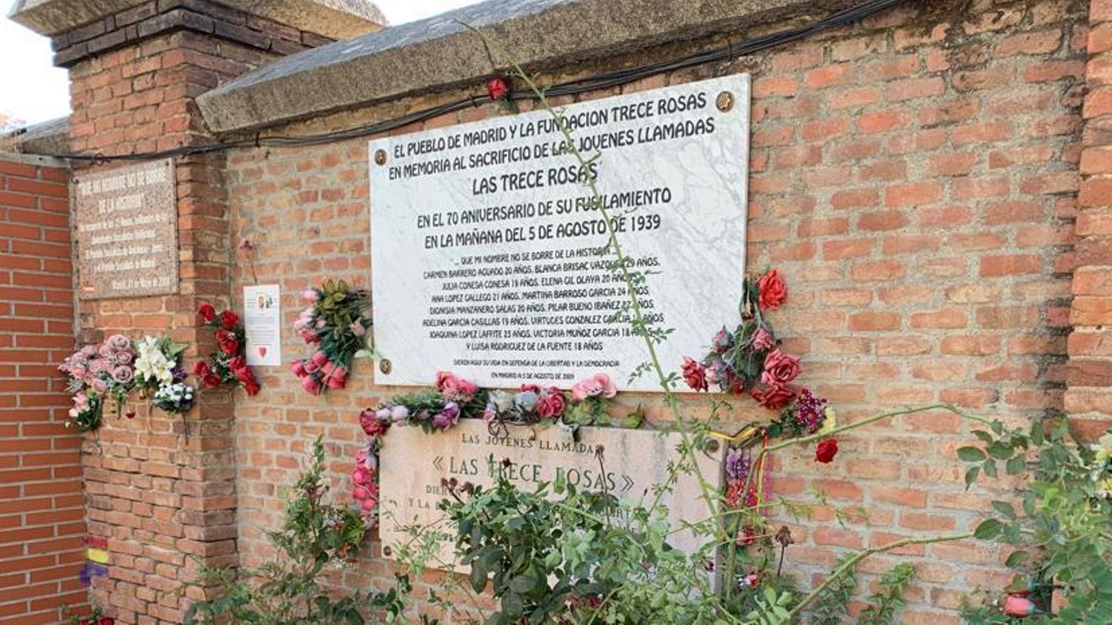 Monument en homenatge a les Tretze Roses al cementiri de l'Almudena a Madrid Monument en homenatge a les Tretze Roses en el cementiri de l'Almudena a Madrid