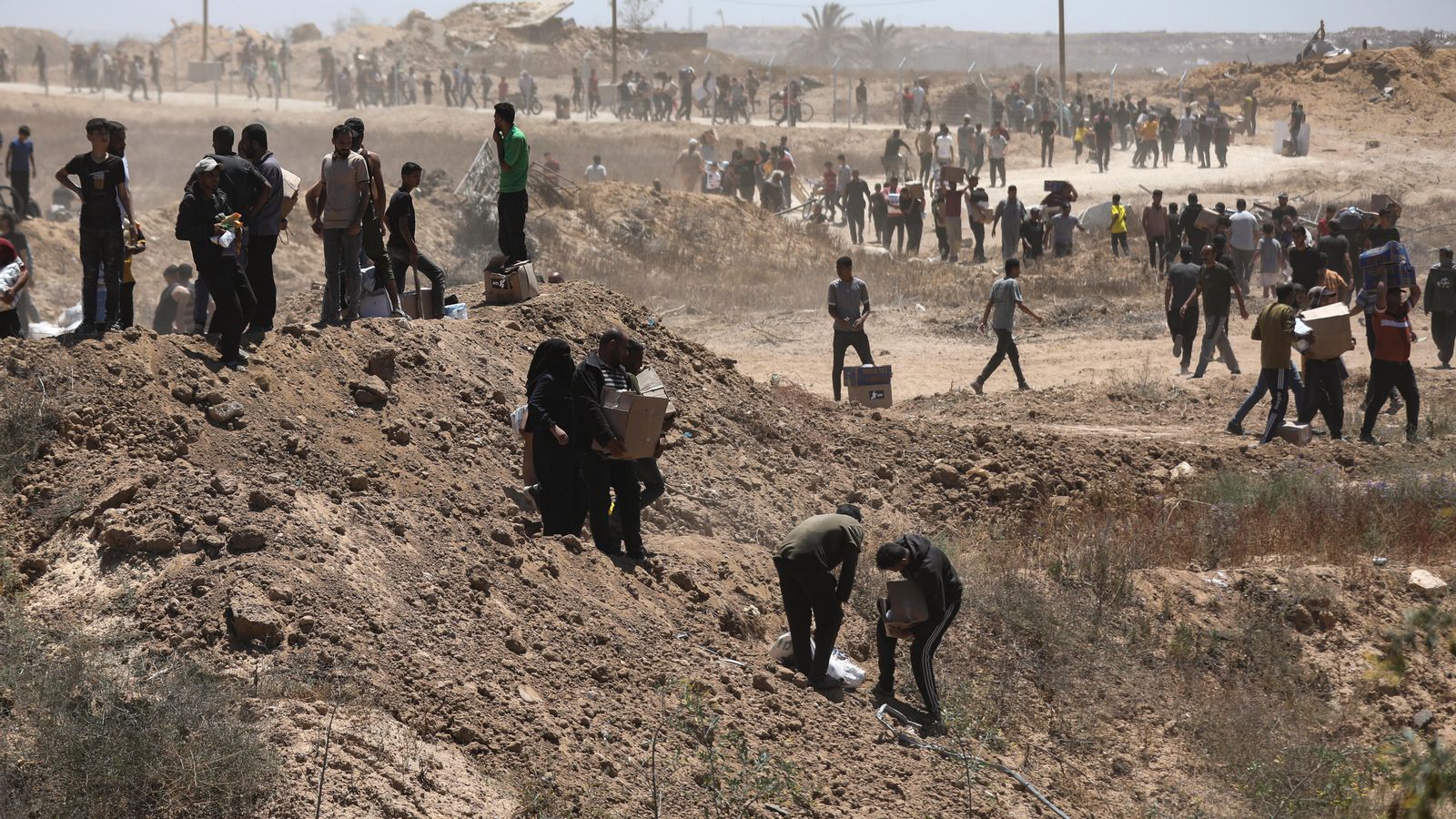 Palestins transporten ajuda humanitària proporcionada per la Fundació Humanitària per a Gaza, amb el suport dels Estats Units, a través de l’anomenat corredor de Netzarim, al centre de la Franja de Gaza