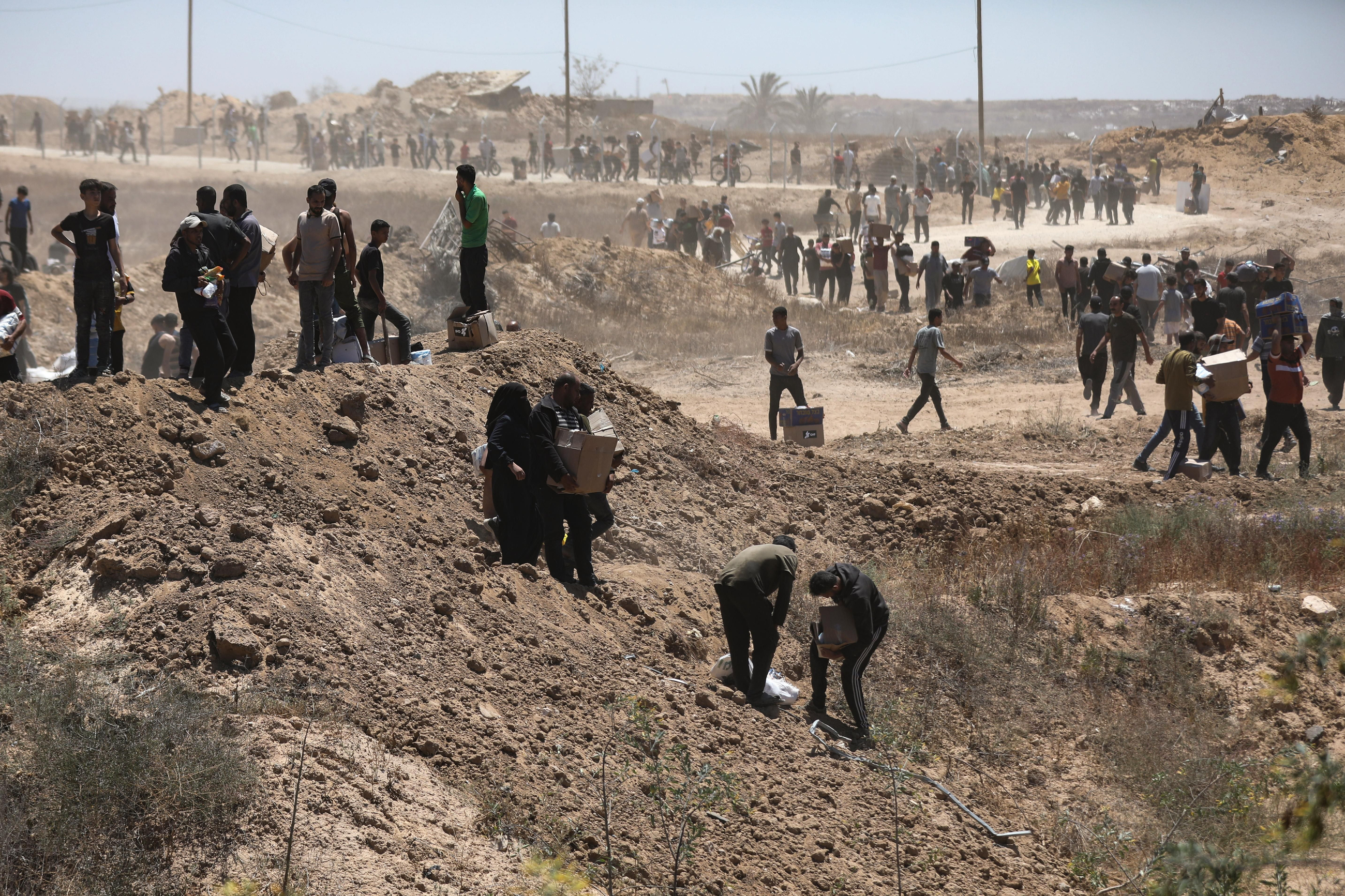 Palestins transporten ajuda humanitària proporcionada per la Fundació Humanitària per a Gaza, amb el suport dels Estats Units, a través de l’anomenat corredor de Netzarim, al centre de la Franja de Gaza