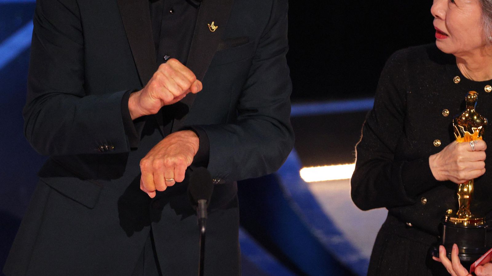 Troy Kotsur fa el seu discurs en llengua de signes quan arreplega l'Oscar a millor actor secundari per 'CODA'