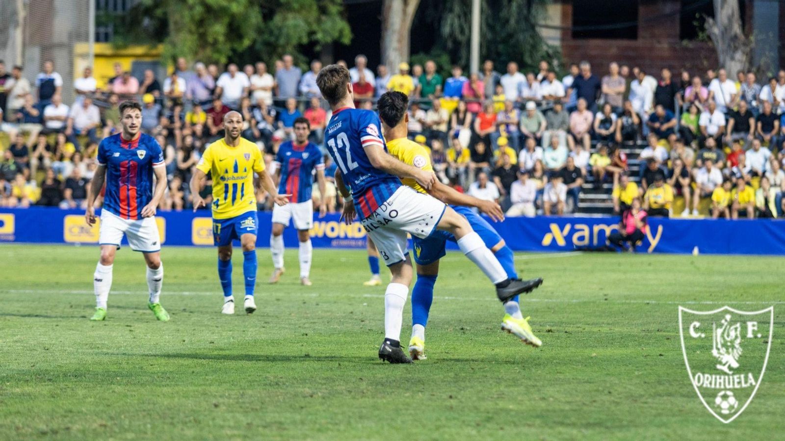Un jugador de l'Oriola, en una acció del partit d'anada