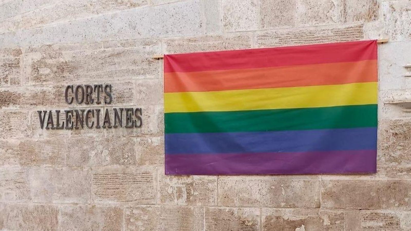 Imatge d'arxiu de la bandera LGTBI a la façana de les Corts Imatge d'arxiu de la bandera LGTBI a la façana de les Corts