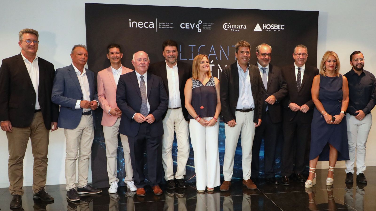 Carlos Mazón i Pilar Bernabé, juntament amb representants de l'àmbit polític i empresarial, en la presentació de l'estudi d'este divendres