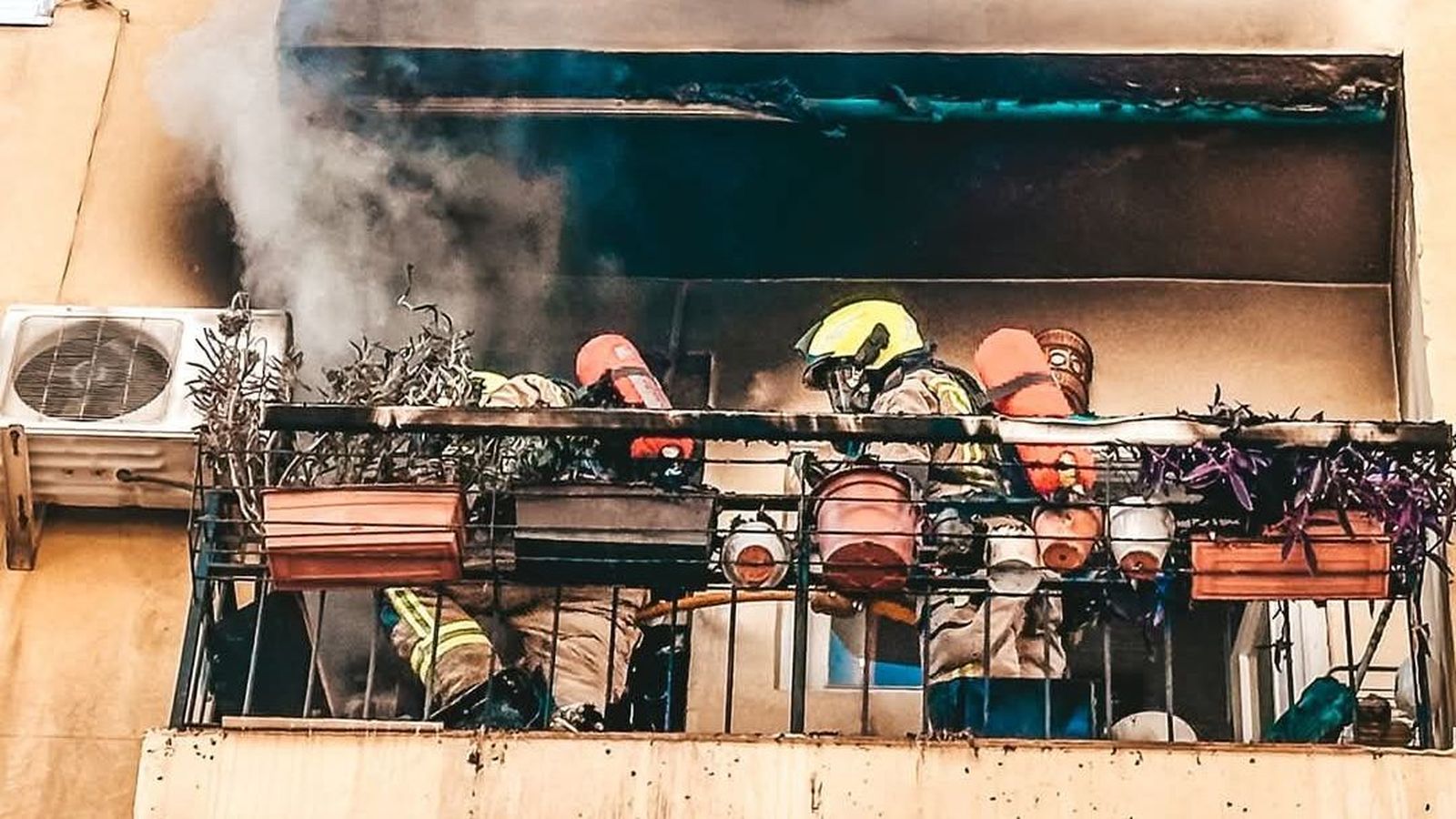 Els bombers d'Alacant durant la intervenció d'un altre incendi, en una imatge d'arxiu