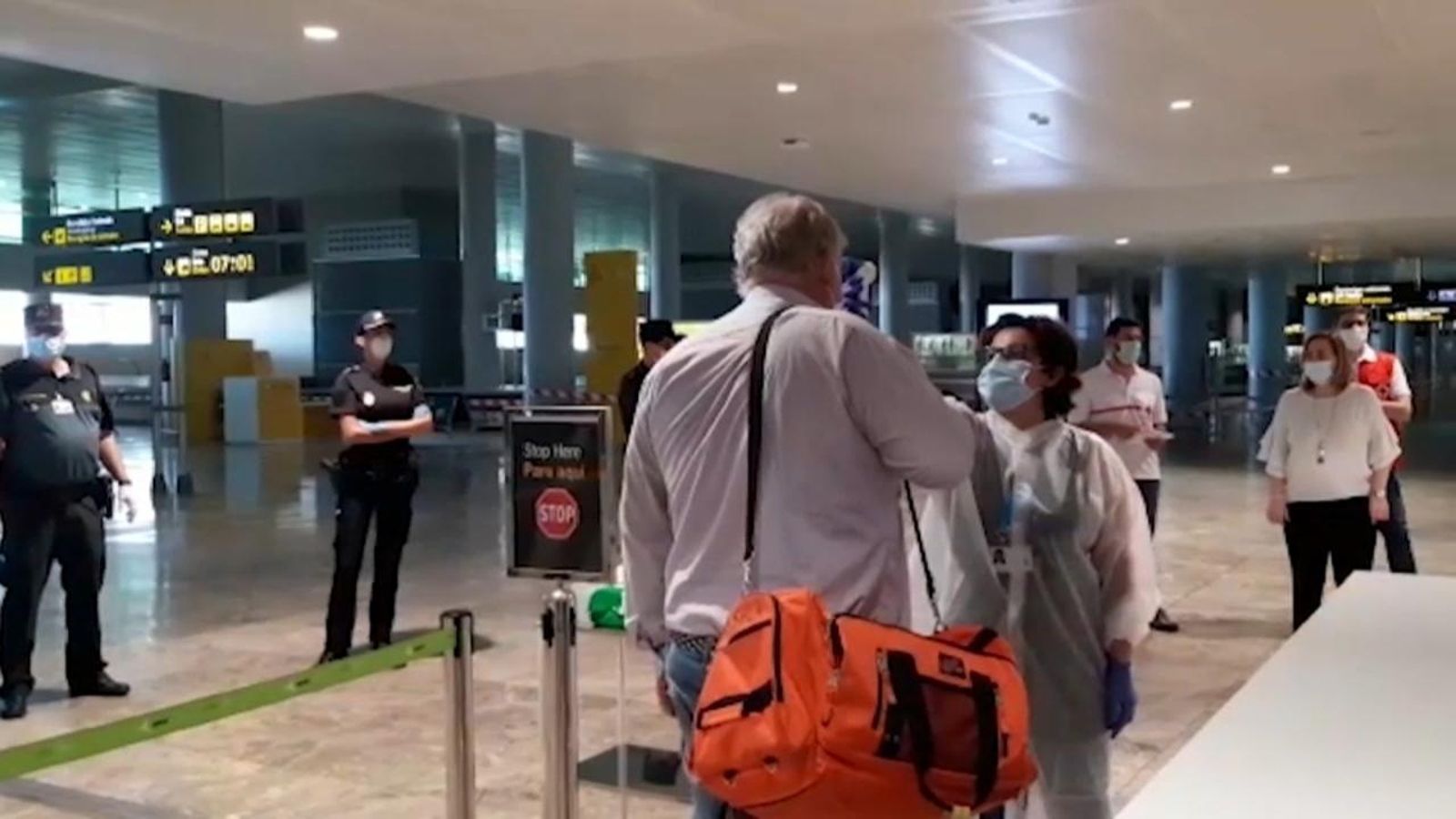 Turistes arriben a l’aeroport d’Alacant-Elx