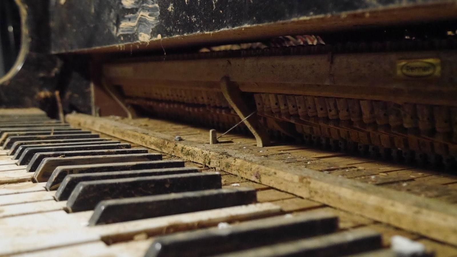 Estat en què va quedar el piano de cua del músic de Paiporta que ara Néstor Calderer ha utilitzat per a compondre una innovadora peça musical