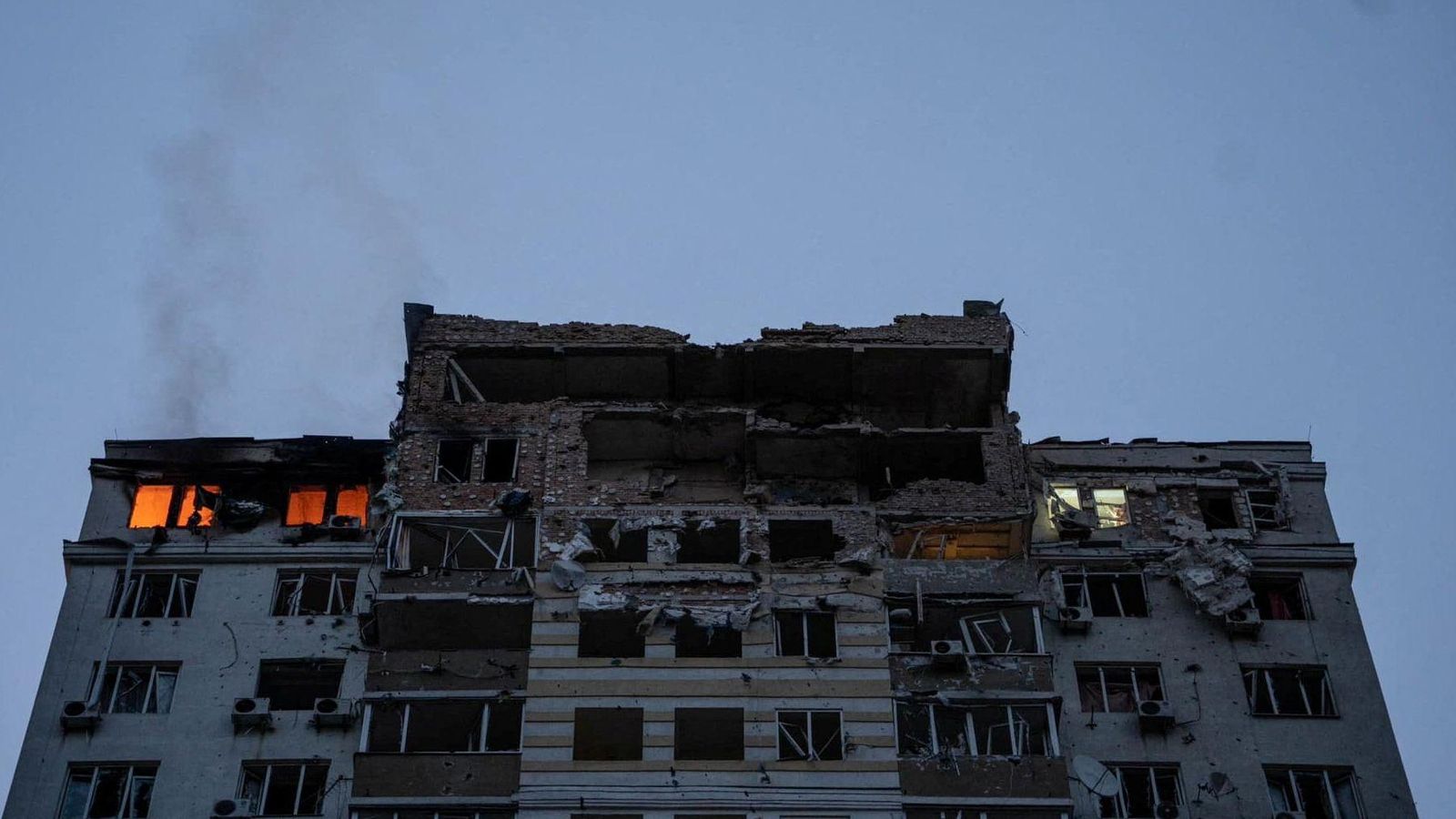 Incendi en un edifici d'apartaments després de ser danyat durant un atac massiu d'avions no tripulats russos, a Kíev, Ucraïna,