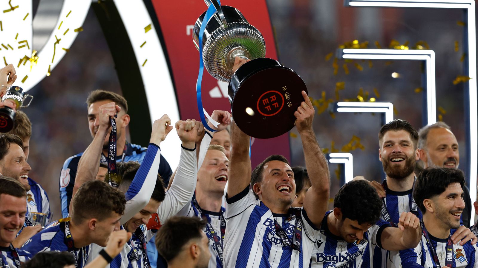 Els jugadors de la Reial Societat celebren el títol