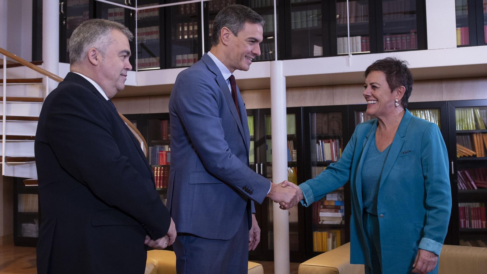 Pedro Sánchez dona la mà a la portaveu d'EH Bildu en el Congrés, Mertxe Aizpurúa
